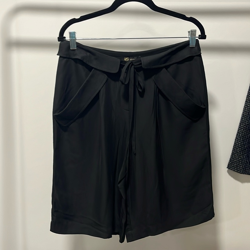 S.I.L.K. New York black shorts culottes, size M, great condition.